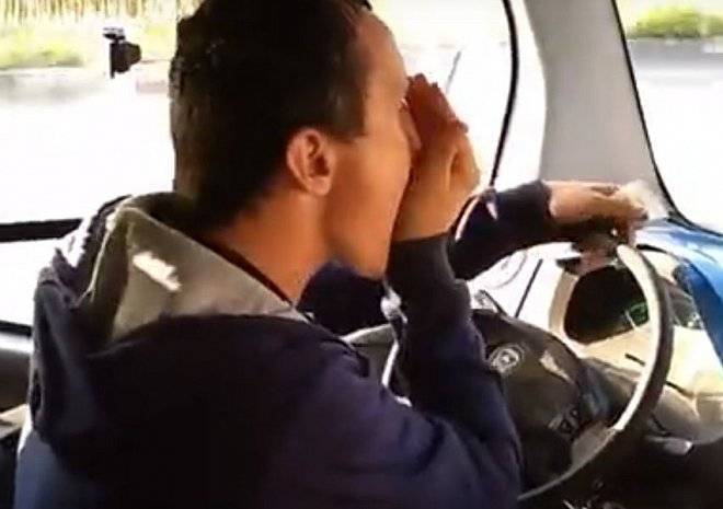 Видео: в Рязани маршрутчик употребляет насвай прямо за рулем