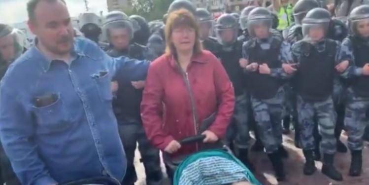 "Мамочкой к коляской" на несанкционированном митинге в Москве 3 августа оказался охранник Навального