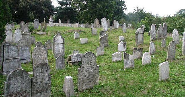 Вандалы разгромили еврейское кладбище в Чехии