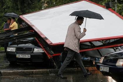 Украинцы остались без коммунальных услуг из-за плохой погоды