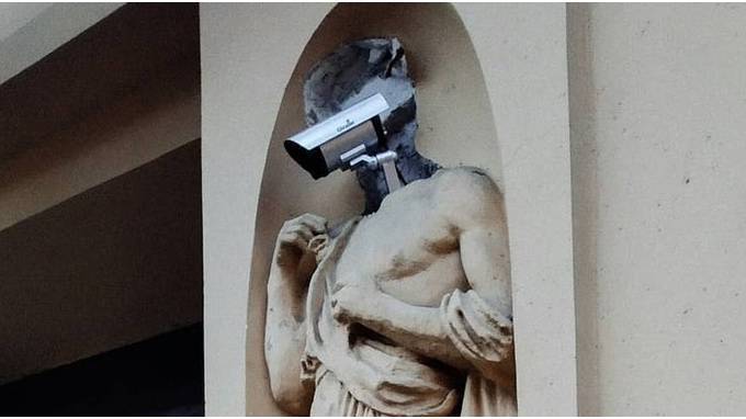 На Большой Пушкарской у статуи вместо головы появилась видеокамера