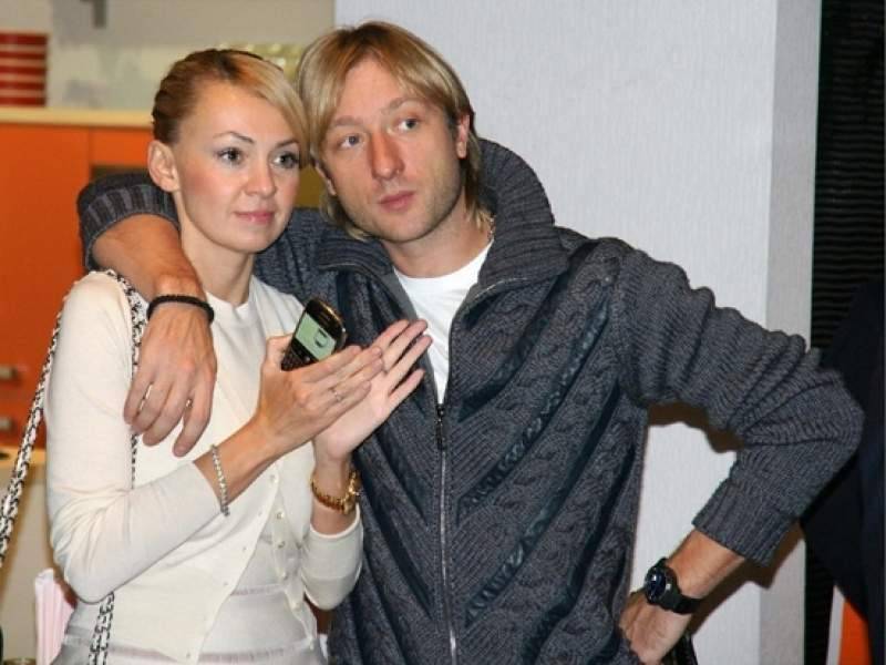 "Разделись бы уже совсем": "бомбическое" фото страстного поцелуя Рудковской и Плющенко осудили в Сети