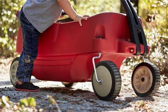 Шестилетний мальчик сбежал из детского сада на игрушечной машинке