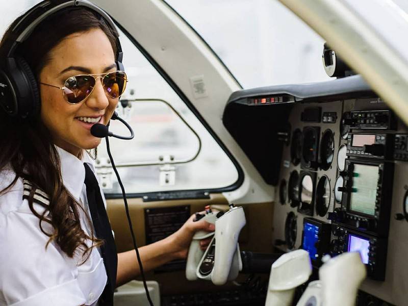 Приставы не пустили женщину-пилота в первый международный рейс из-за долгов