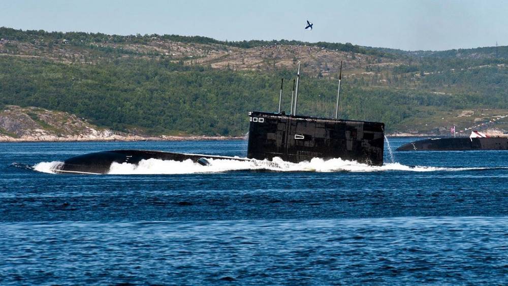 "Они будут отслеживать наш флот и подключаться к интернет-кабелям": Российские "супер-тихие" субмарины испугали Британию