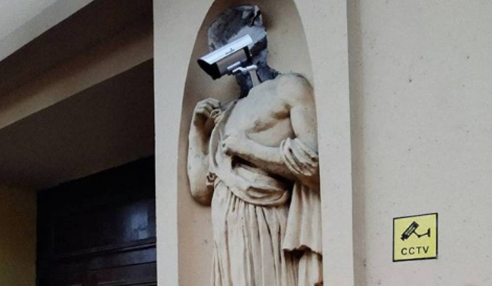 В Петербурге художник превратил скульптуру в «Пугало» с видеокамерой вместо головы