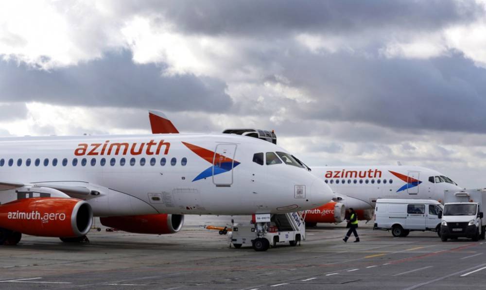 Самолет авиакомпании "Азимут" экстренно сел в Минводах