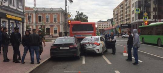 В центре Тюмени иномарка влетела в припаркованную машину "Яндекс.Такси". Серьезные травмы получили два человека