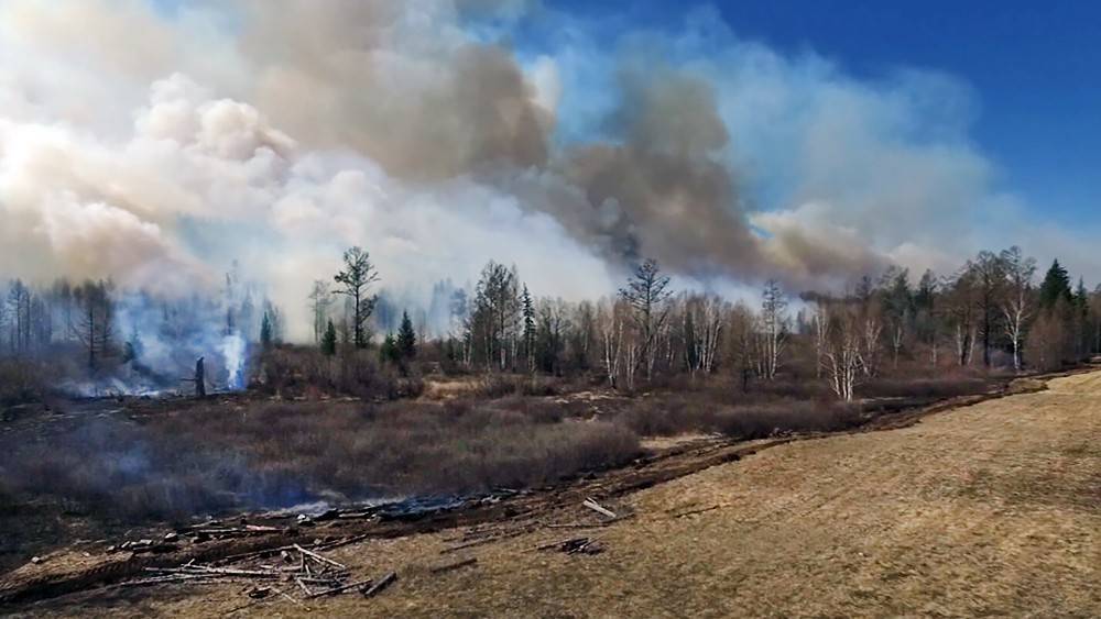 В Сибири силами МЧС с воздуха потушили 12 километров горящих лесов