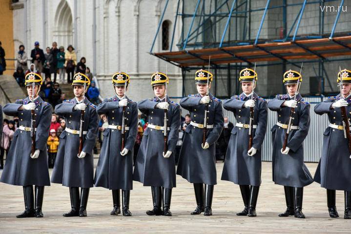 Церемонию развода пеших и конных караулок Президентского полка не проведут 10 августа
