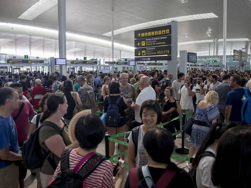 МИД РФ предупредил россиян об отмене рейсов в аэропорту Барселоны