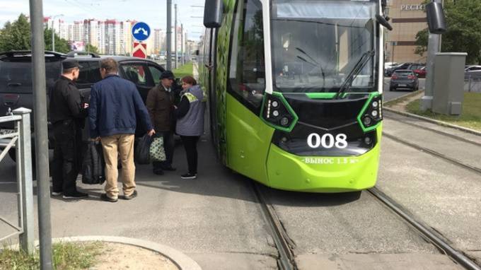 Трамваи временно прекратили движение до "Ладожской" из-за ДТП