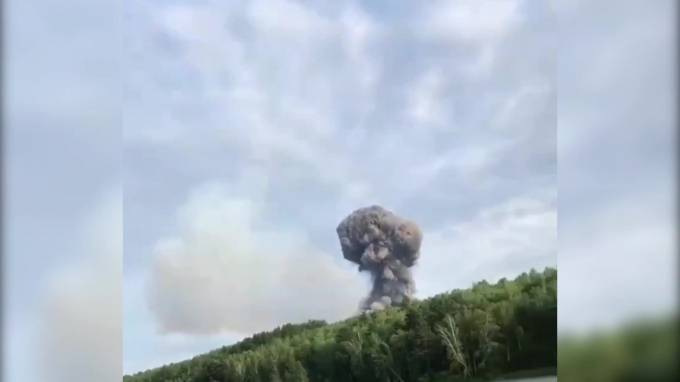 Видео: в Красноярске во время взрыва на территории воинской части пострадали два человека