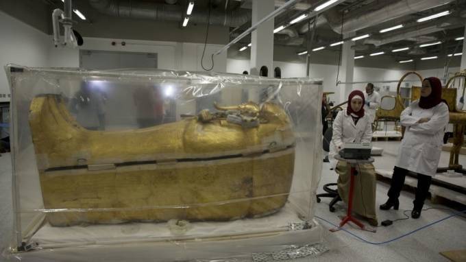 В Каире впервые за 100 лет началась реставрация позолоченного саркофага Тутанхамона