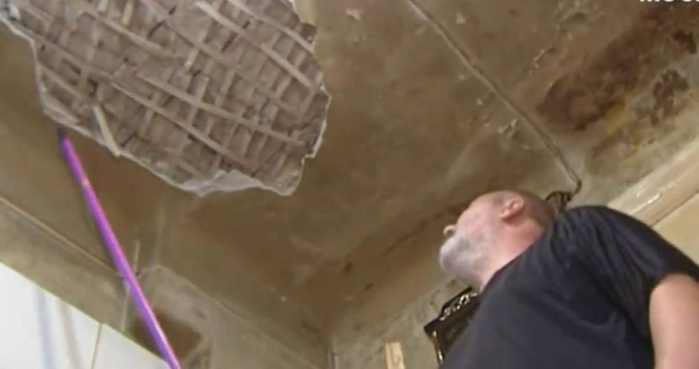 Жильцы коммуналки собираются судиться из-за обрушившегося потолка