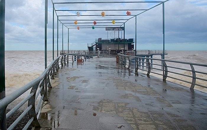 Грузинский берег Черного моря штормит: туристам запретили купаться