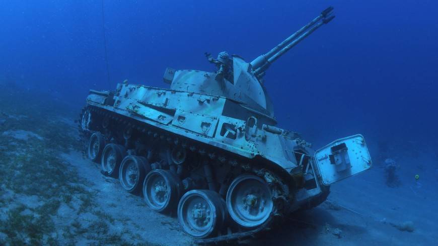 Танки и вертолеты под водой: уникальный музей открыли в Иордании