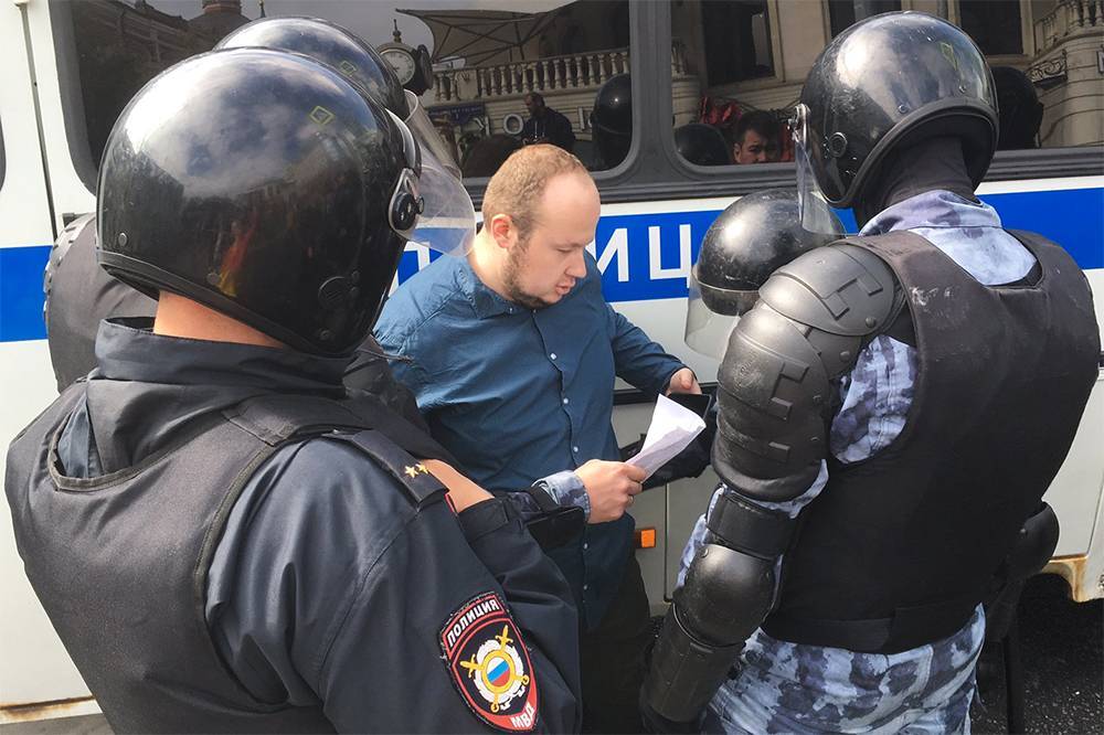 Суд в Москве дал десять суток ареста сотруднику ФБК Георгию Албурову за организацию акции 3 августа
