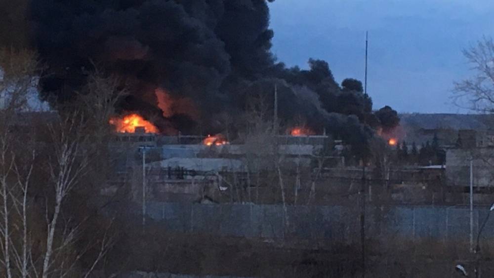 "Взрывная волна докатывается до города": На горящем складе в Сибири находится около 40 тысяч боевых снарядов - источник