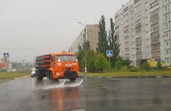 25 спецмашин моют и чистят дороги Ульяновска