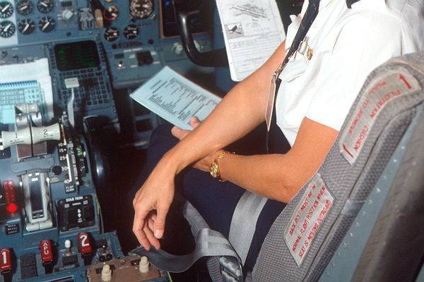 Приставы сняли женщину-пилота с заграничного рейса из-за долгов