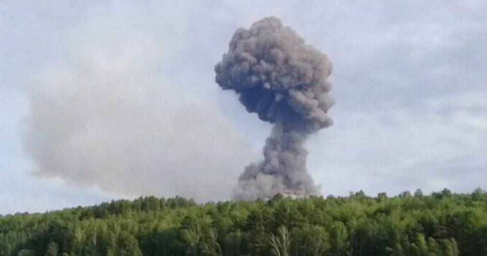 Власти эвакуируют 11 тысяч жителей Ачинска из-за взрывов на складе боеприпасов.