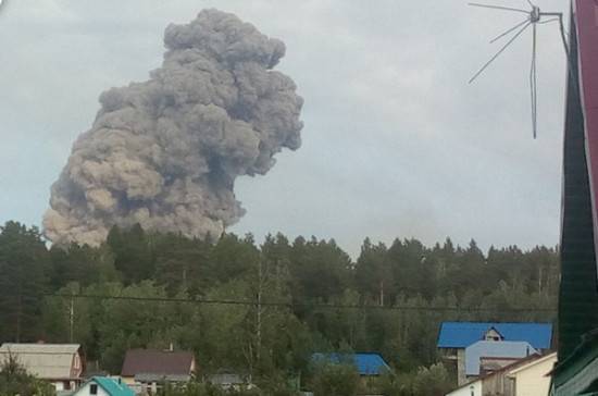 Осколки после взрыва на военном складе под Ачинском разлетаются в радиусе 15 километров