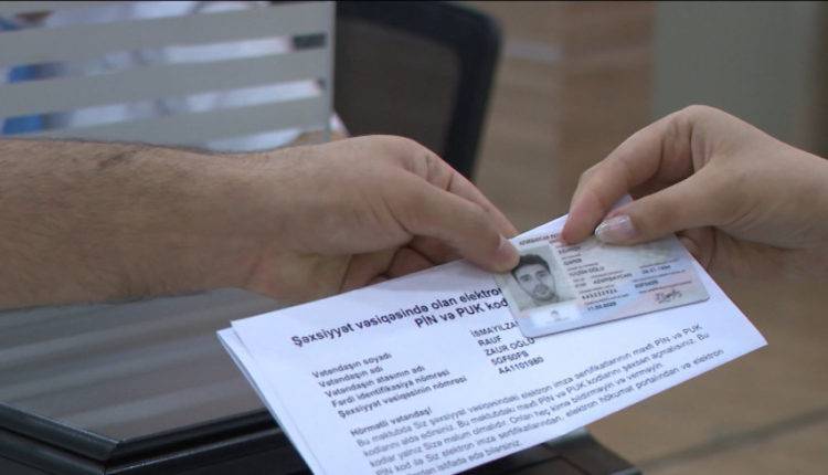 Пластик вместо книжки: азербайджанцы переходят на новые паспорта