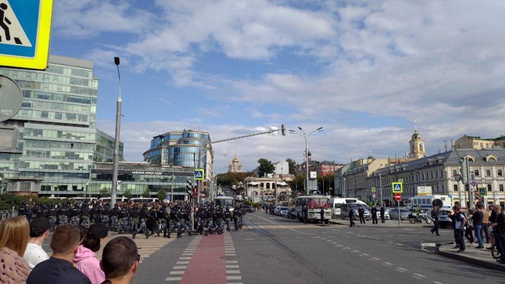 Полиция задержала около 600 участников незаконной акции в Москве