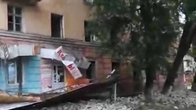 Видео из Саратова: На тротуар обрушилась крыша и фасад дома