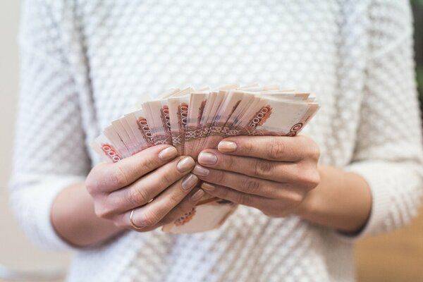 Эксперты назвали долю жителей России с зарплатами более 75 тыс.рублей