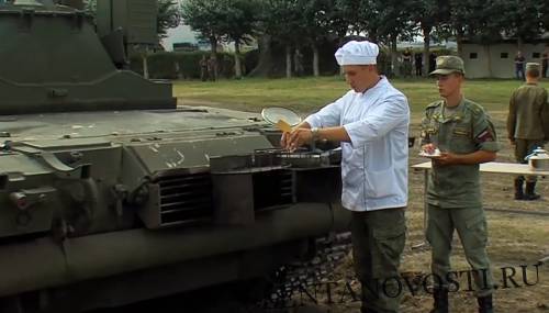 Российские военные приготовили яичницу и кофе на танке Т-80