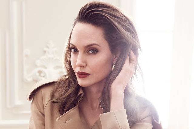 Анджелина Джоли рассказала журналу о ведьмах и колдовстве