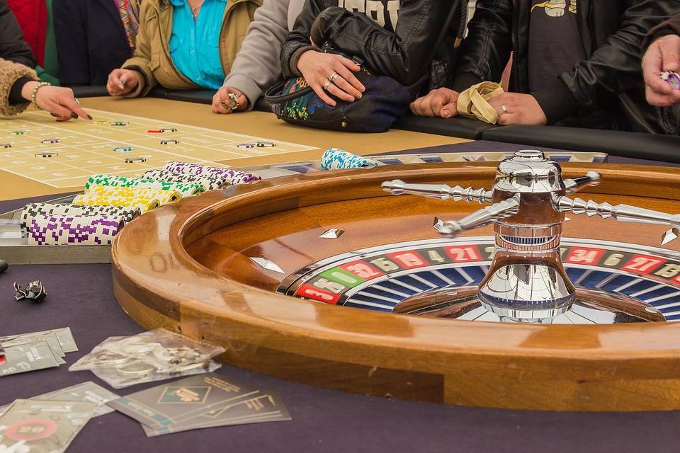 Налоговикам разрешили играть в казино на работе. На ставки выдадут 500 тысяч рублей