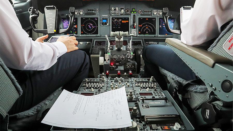 Женщину-пилота сняли с ее первого международного рейса из-за долгов