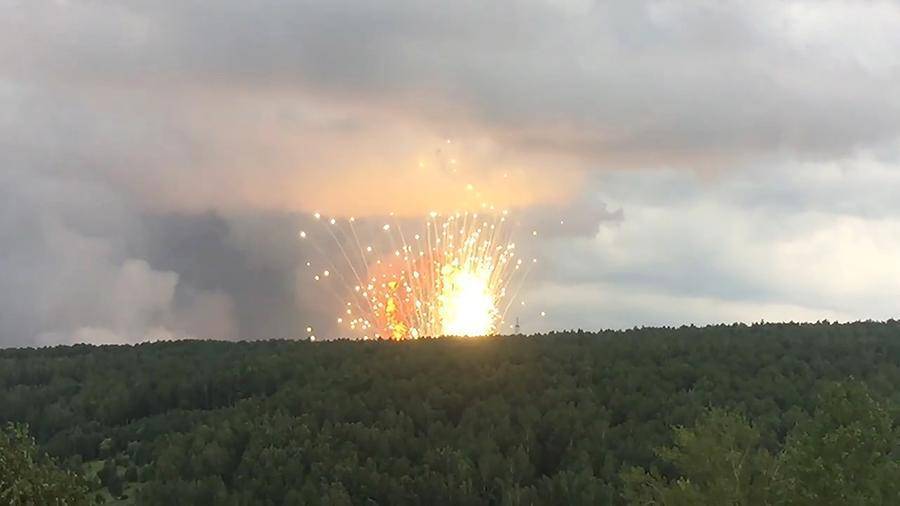 СМИ сообщили о 40 тыс. снарядах на горящем в Красноярском крае военном складе