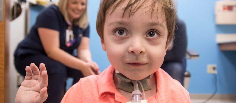 Мальчик из Теннесси теперь может самостоятельно разговаривать и дышать благодаря новаторской операции доктора из Мемфиса