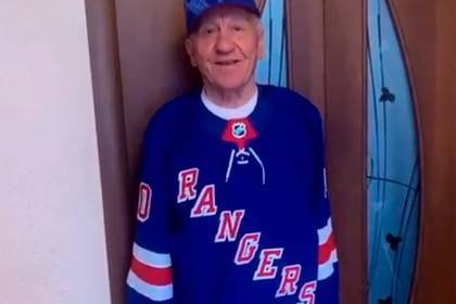 Панарин нарядил дедушку в форму клуба НХЛ и умилил болельщиков