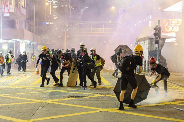 СМИ: полиция в Гонконге использовала против демонстрантов слезоточивый газ