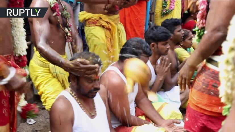 Кокосом по голове: в Индии отметили ежегодный религиозный праздник — РТ на русском
