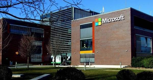 Прибыль Microsoft в России рухнула вдвое