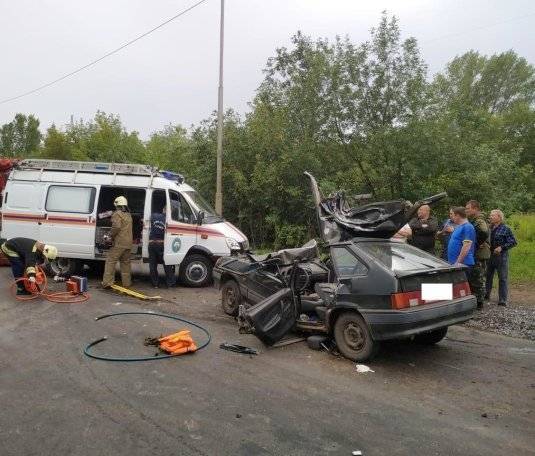 В Башкирии в результате аварии водителя заблокировало в автомобиле (ВИДЕО)