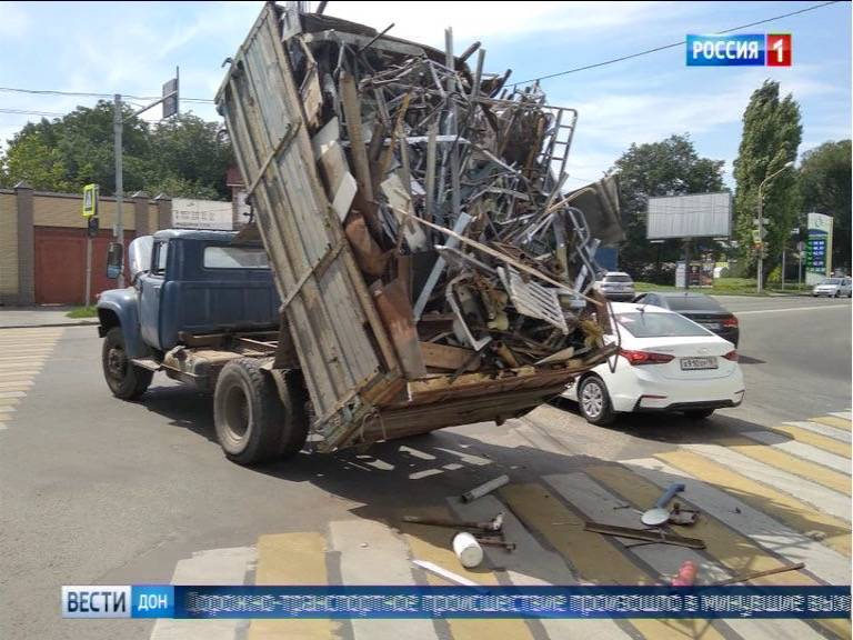 В Ростове грузовик с металлоломом «разгрузился» прямо во время движения