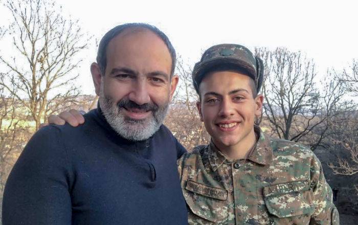 "С рядовым Пашиняном" — премьер Армении опубликовал новое семейное фото