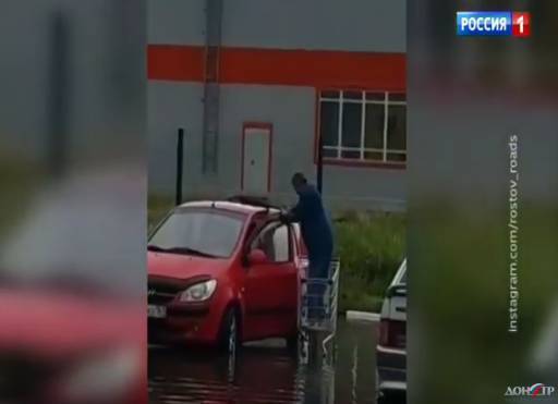 Дед Мазай без зайцев: в Сеть попало видео, как ростовчанин необычным способом минует потоп на парковке
