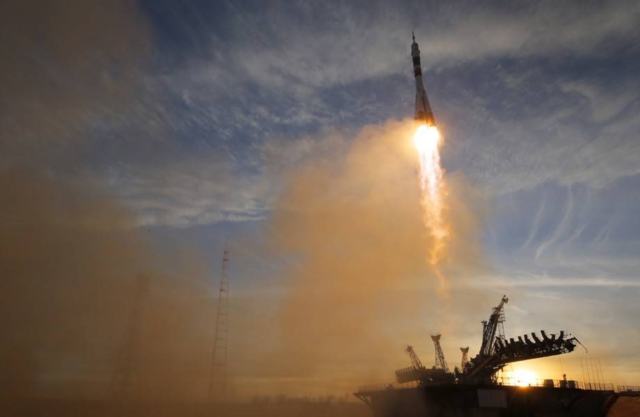 Ракета "Протон-М" с военным грузом взлетела с Байконура