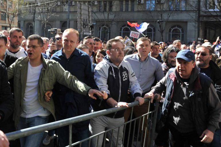 Рейтинг сербских майданщиков застыл: Оппозиция вновь вспомнила о бойкоте выборов