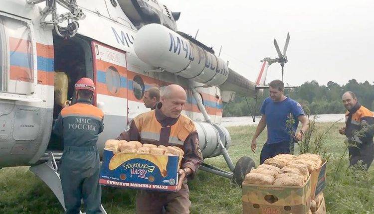 В отрезанное из-за паводка село в Иркутской области доставили 500 кг груза