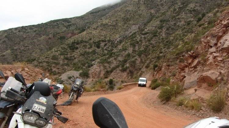 Автобус с врачами упал с обрыва в Боливии, погибли 14 человек