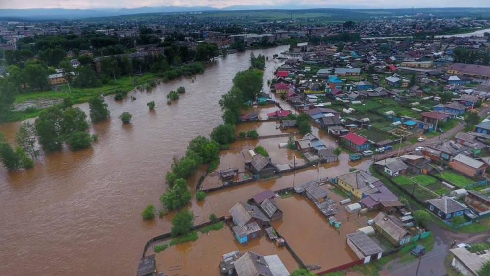 Военные и спасатели доставили гумпомощь в отрезанное паводком иркутское село